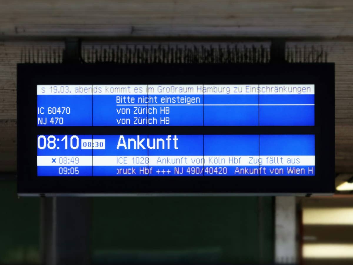 Anzeigetafel an einem Bahnhof