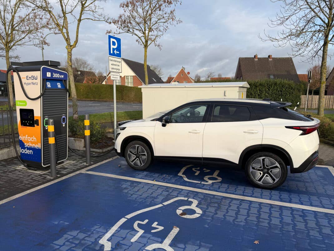 Omoda 5 an einer Ladesäule geparkt.