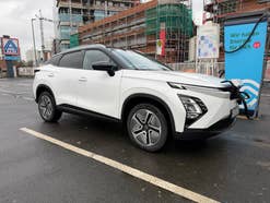 Omoda 5 BEV an einer Ladesäule.