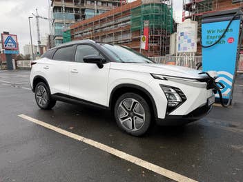 Omoda 5 BEV an einer Ladesäule.