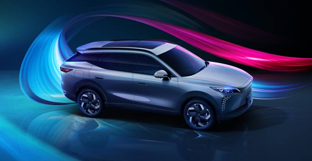 Omoda 7 PHEV in der Seitenansicht.