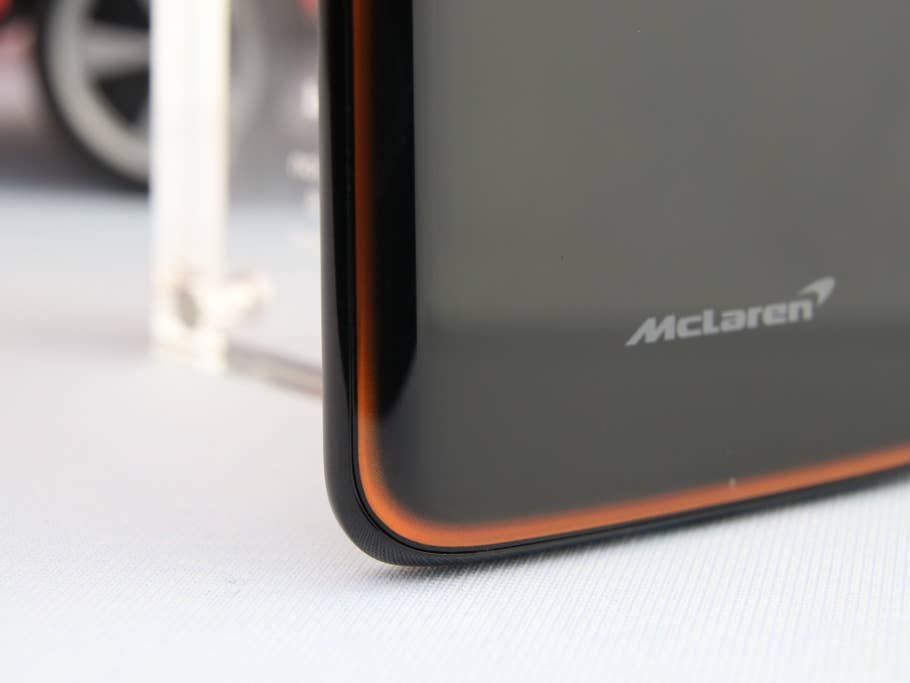 Die Unterseite des OnePlus 6T McLaren Edition im Fokus