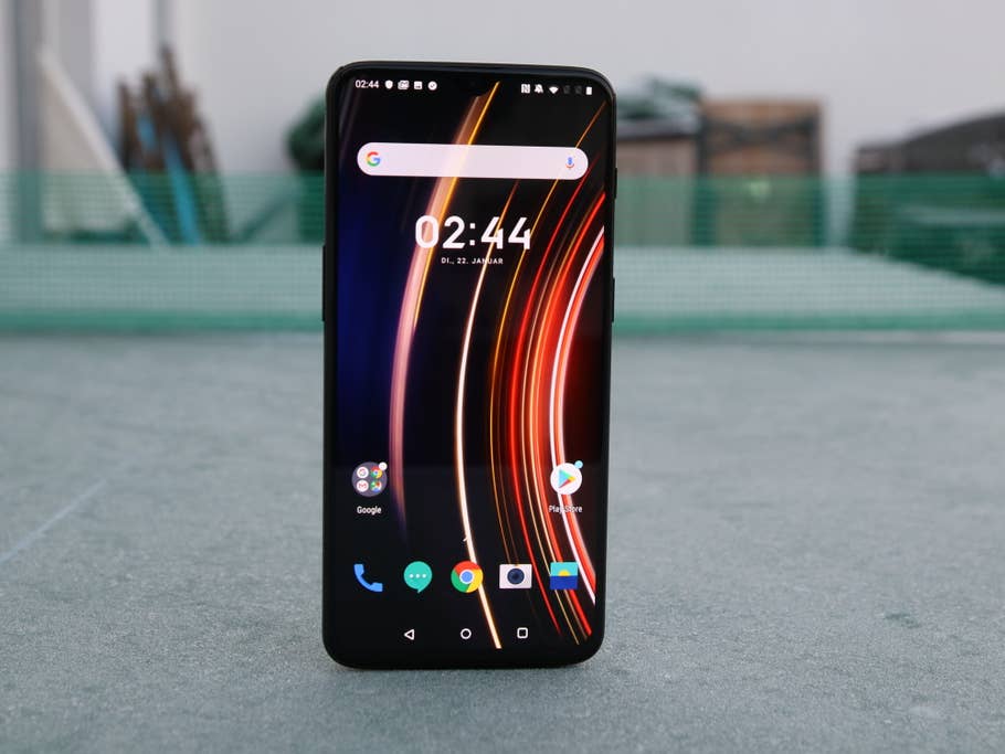 Das OnePlus 6T McLaren Edition mit dem aktivierten Display nach vorne, draußen