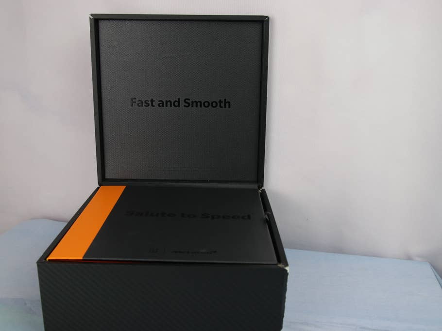 Die Box des OnePlus 6T McLaren Edition mit geöffnetem Deckel, darauf die Aufschrift "Fast and Smooth"