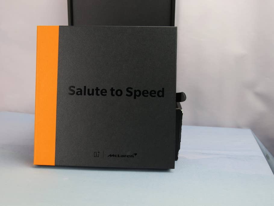 Das beigefügte Buch zum OnePlus 6T McLaren Edition mit der Aufschrift "Salute to Speed"