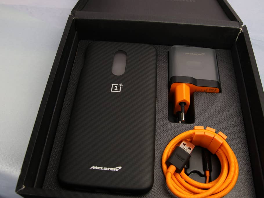 Die Schutzhülle, das Ladegerät und -kabel des OnePlus 6T McLaren Edition in der Box