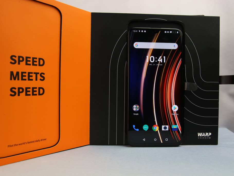 Das OnePlus 6T McLaren Edition mit angeschaltetem Bildschirm vor der Box