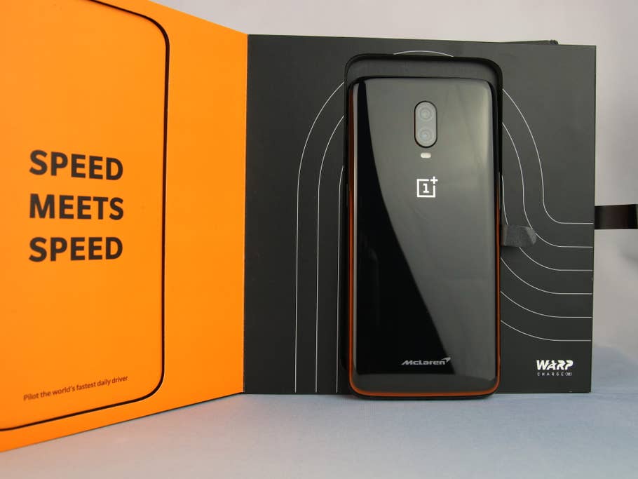 Das OnePlus 6T McLaren Edition mit der Rückseite nach vorne vor dem Karton