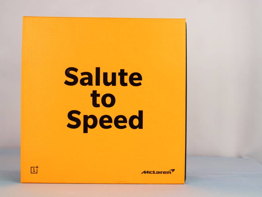 Die papayafarbene Box des OnePlus 6T McLaren Edition mit der Aufschrift "Salute to Speed"