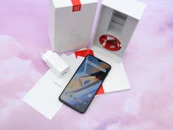 OnePlus 6T im Test - Unboxing OnePlus 6T mit Zubehör und Verpackung auf rosa Grund