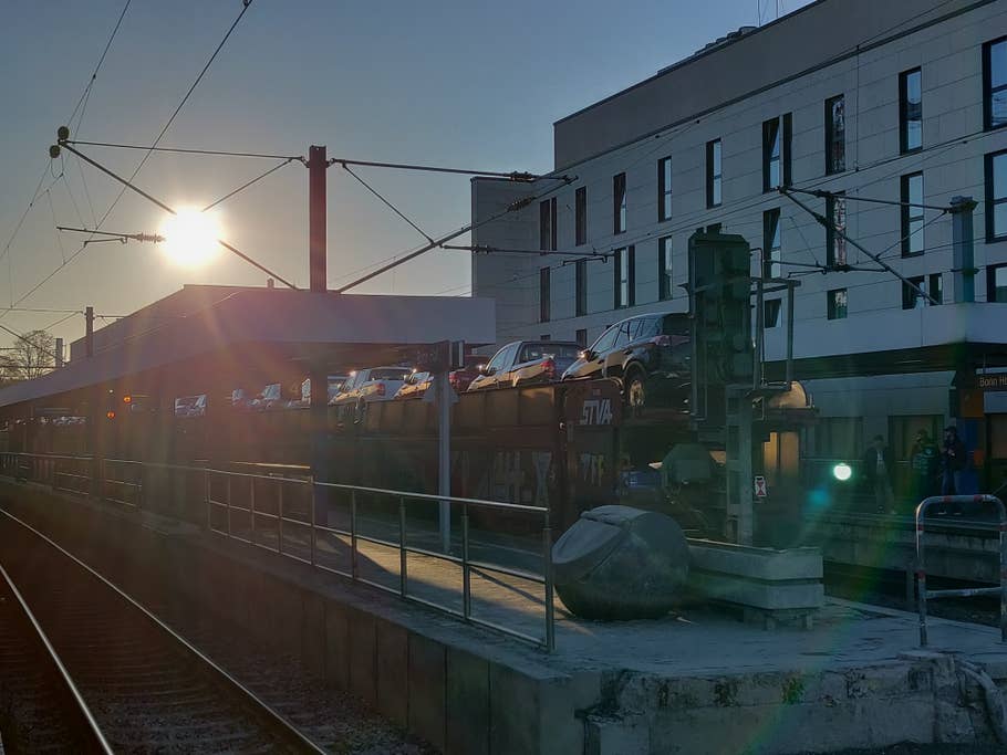 Bahnhof im Sonnenaufgang