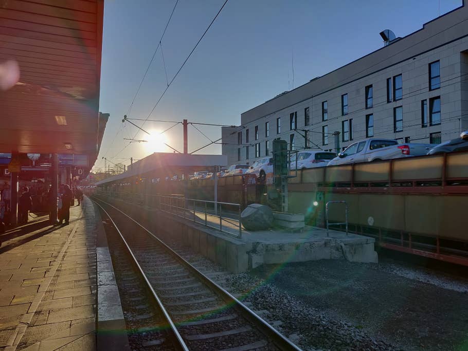 Bahnhof beim Sonnenaufgang