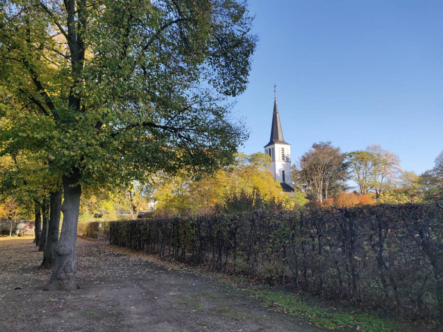 Kirche bei gutem Licht und Weitwinkel