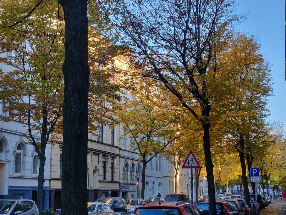 Straße bei kompliziertem Licht und Tele