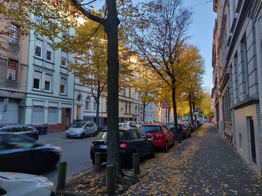 Straße bei kompliziertem Licht und Weitwinkel