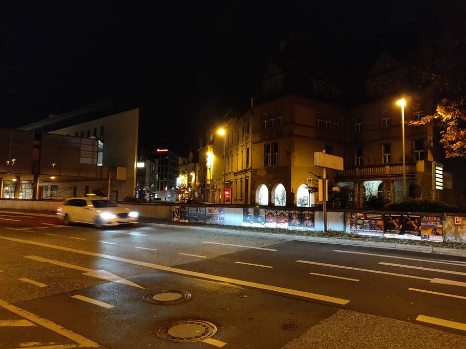 Urbane Nachtaufnahme mit sich bewegendem Auto