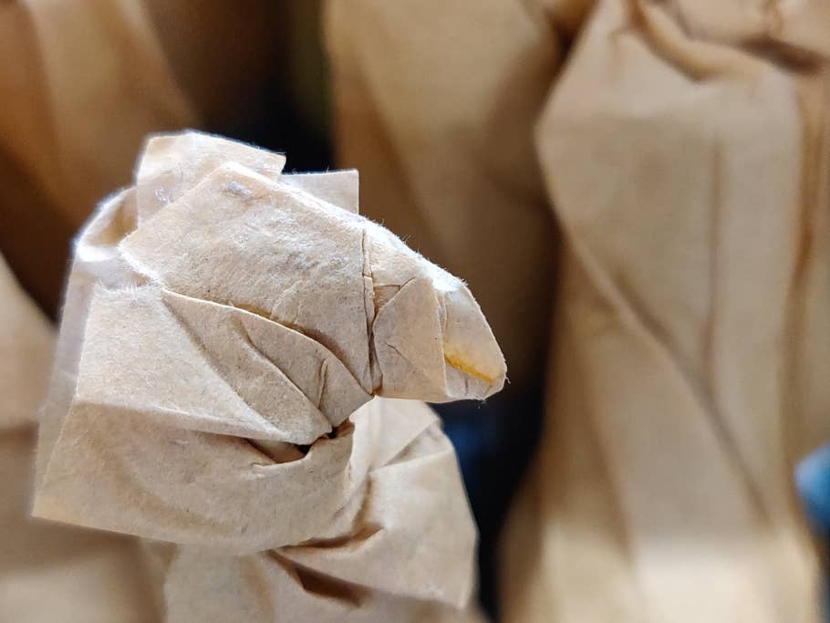 Papierverpackung von Flaschen in der Nahaufnahme