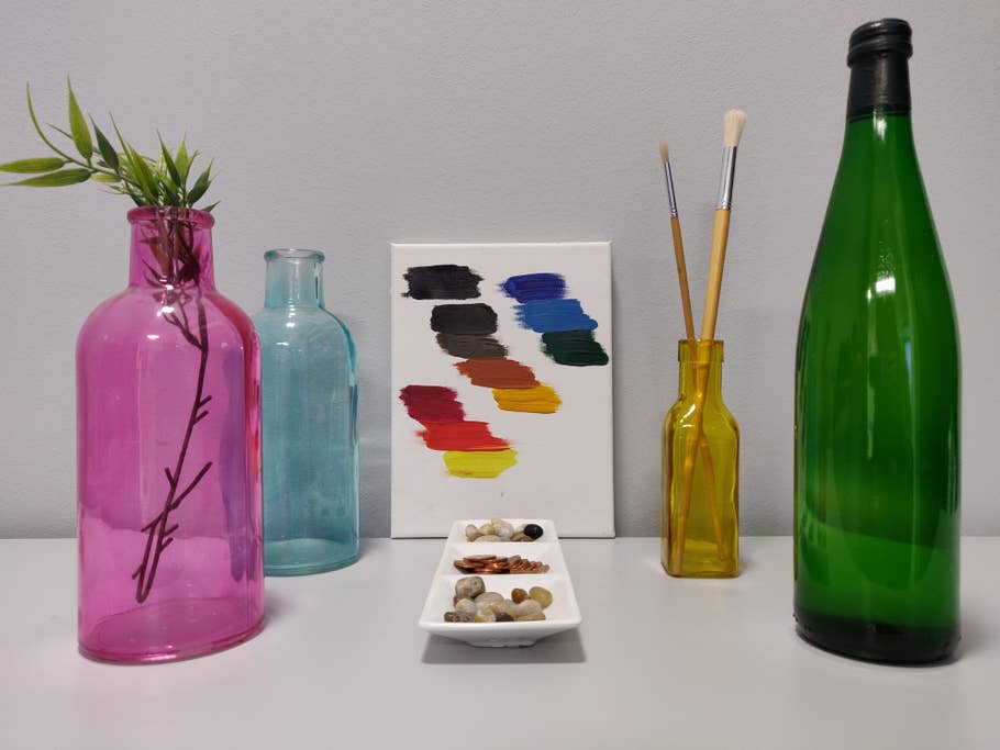 Flaschen, Münzen und Farbtafel, fotografiert mit dem OnePlus 6T ohne Blitz