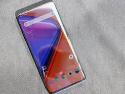 OnePlus 7 Pro Front Front des OnePlus 7 Pro auf grauem Grund
