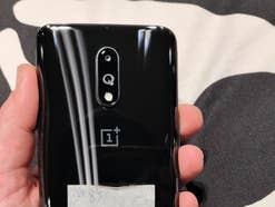 Die Rückseite OnePlus 7, in der Hand gehalten