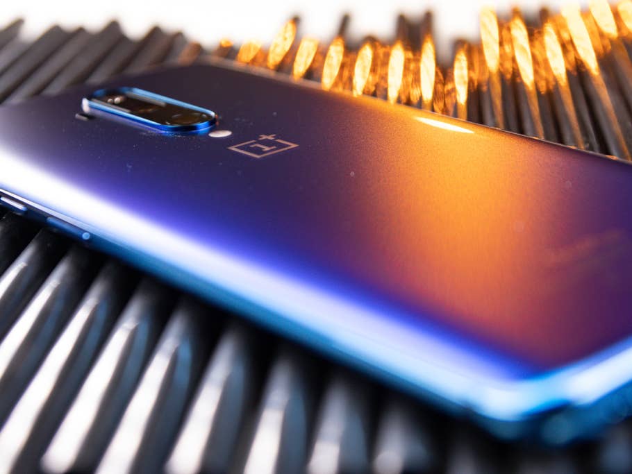 Rückseite des OnePlus 7T Pro im Test