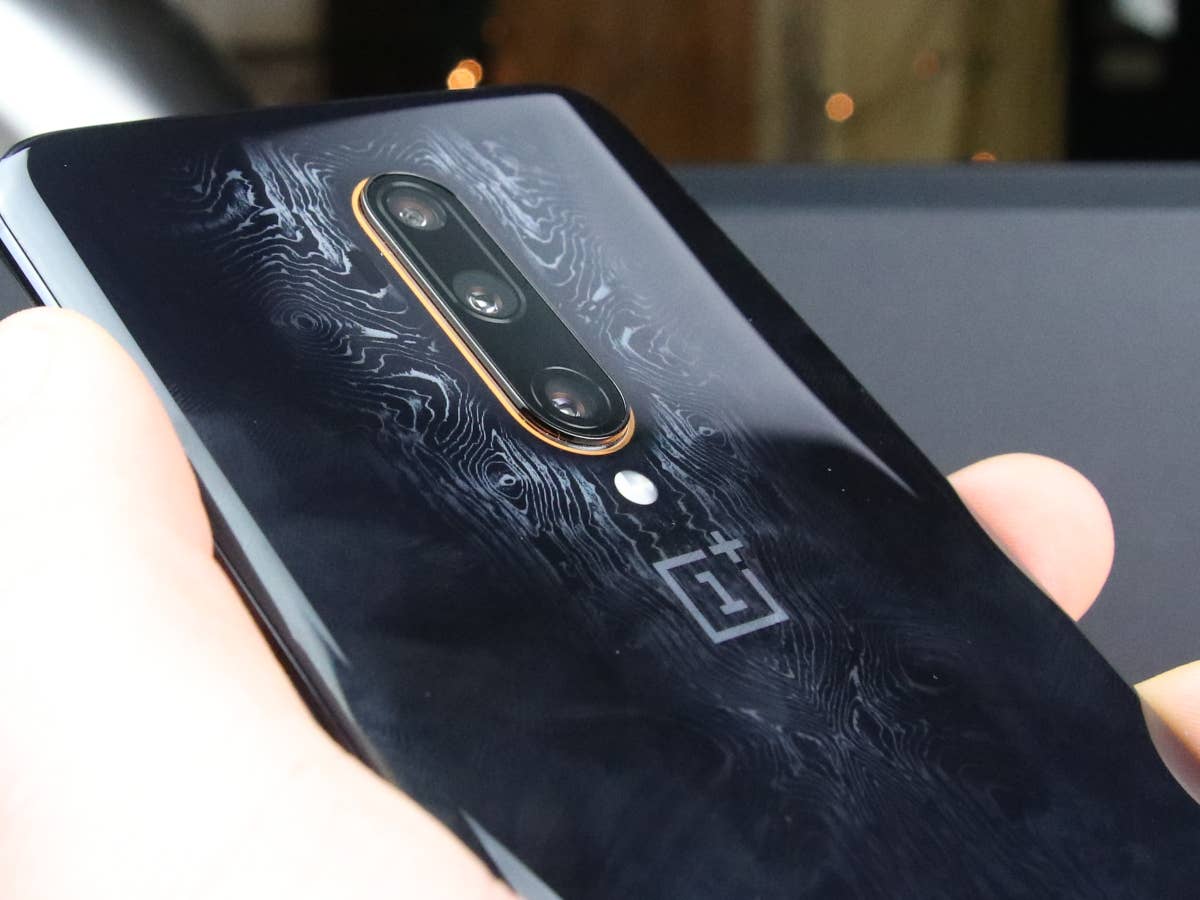 OnePlus 7T Pro McLaren Edition Rückseite mit Muster in der Hand