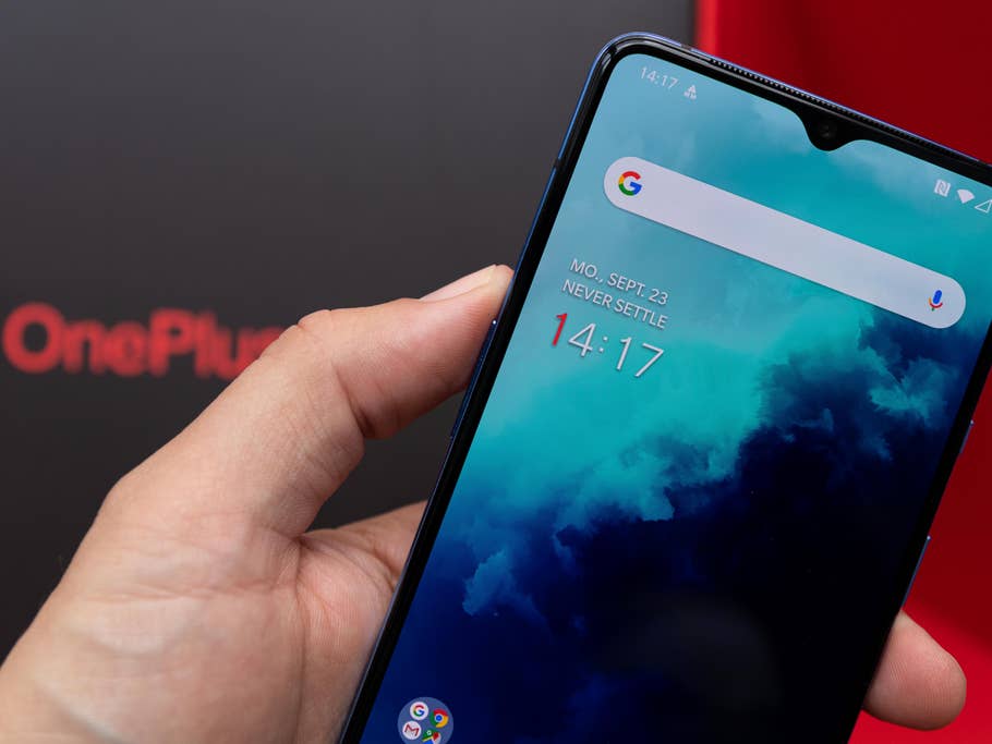 Front des OnePlus 7T in der Hand