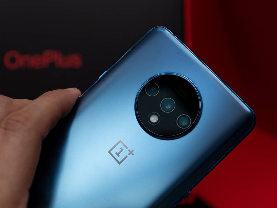 Rückseite des OnePlus 7T in der Hand