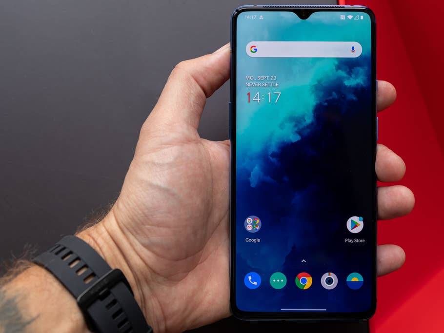 OnePlus 7T in der Hand