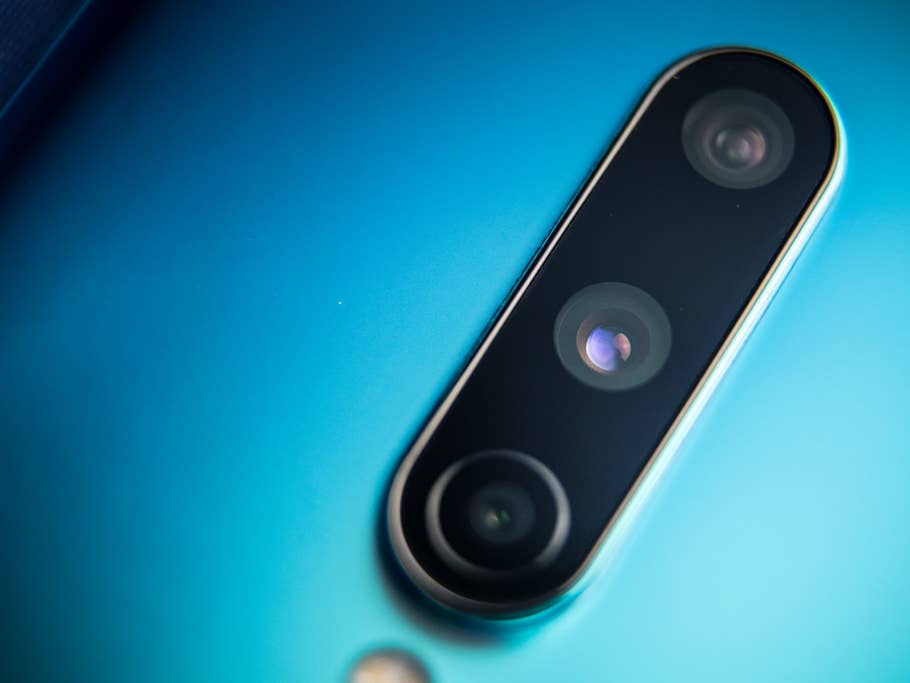 Detail der Kamera des OnePlus 8 im Hands-On
