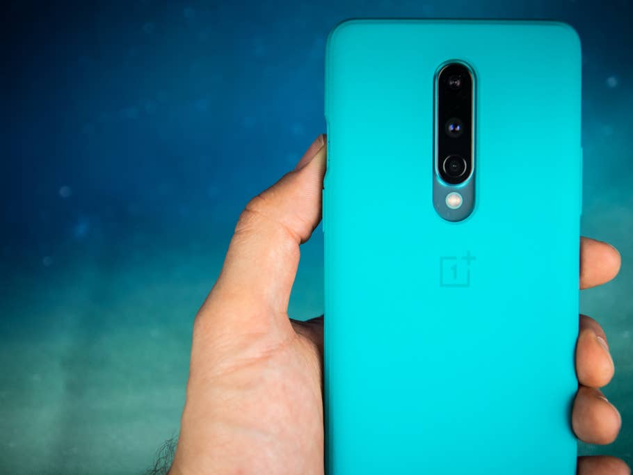 Heck des OnePlus 8 mit Hülle im Hands-On