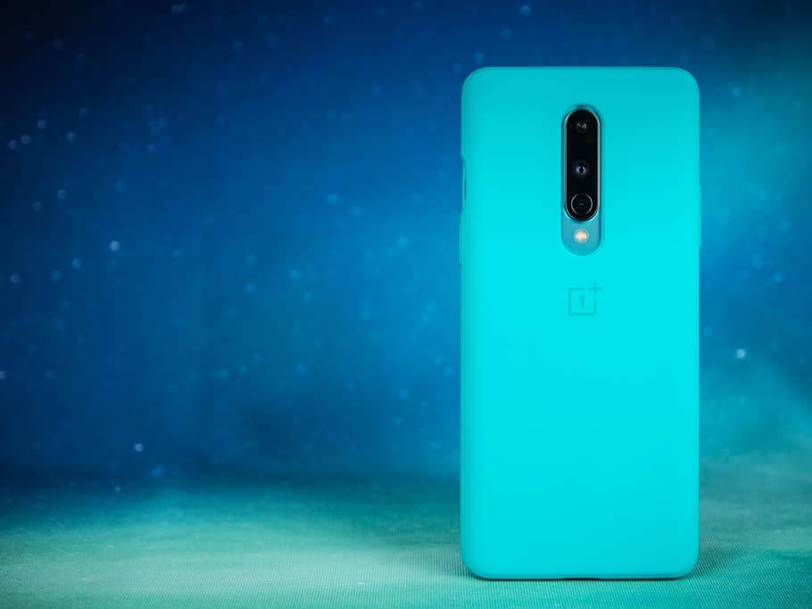 Heck des OnePlus 8 mit Hülle im Hands-On