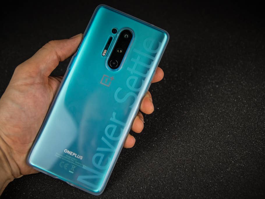 Heck des OnePlus 8 Pro in der Hülle im Hands-On