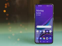 OnePlus 8T vor schimmerndem Hintergrund