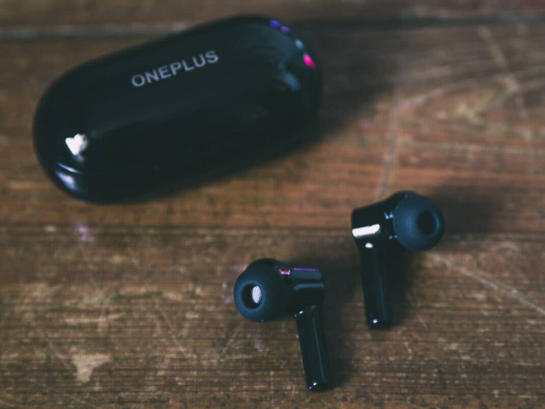 Trotz drei verschieden großen Ohrpolstern könnten die OnePlus Buds Z2 besser isolieren.