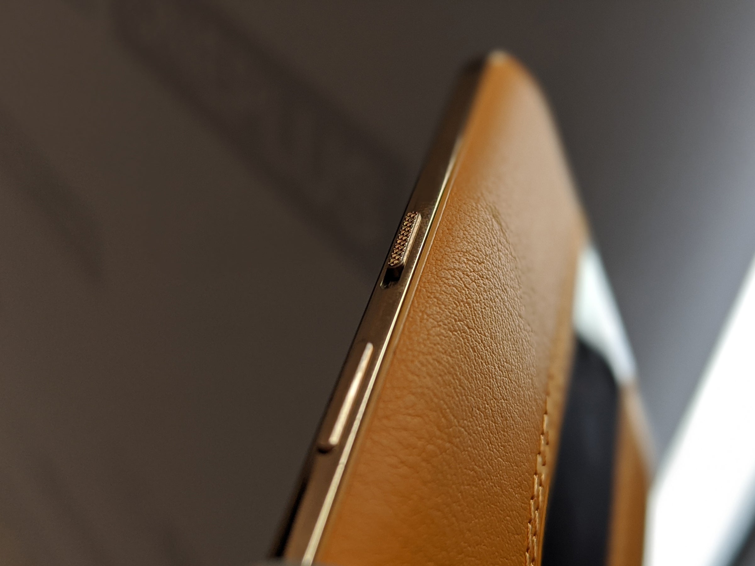 Goldener Seitenrahmen des OnePlus Concept One