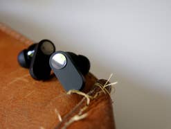 Die Kopfhörer von den OnePlus Nord Buds im Detail, auf Leder