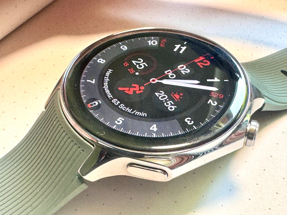 OnePlus Watch 2: Nahaufnahme der Seitentasten.