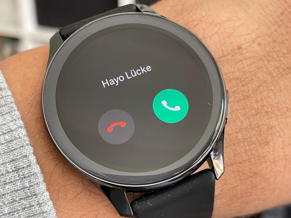 OnePlus Watch signalisiert einen eingehenden Anruf.