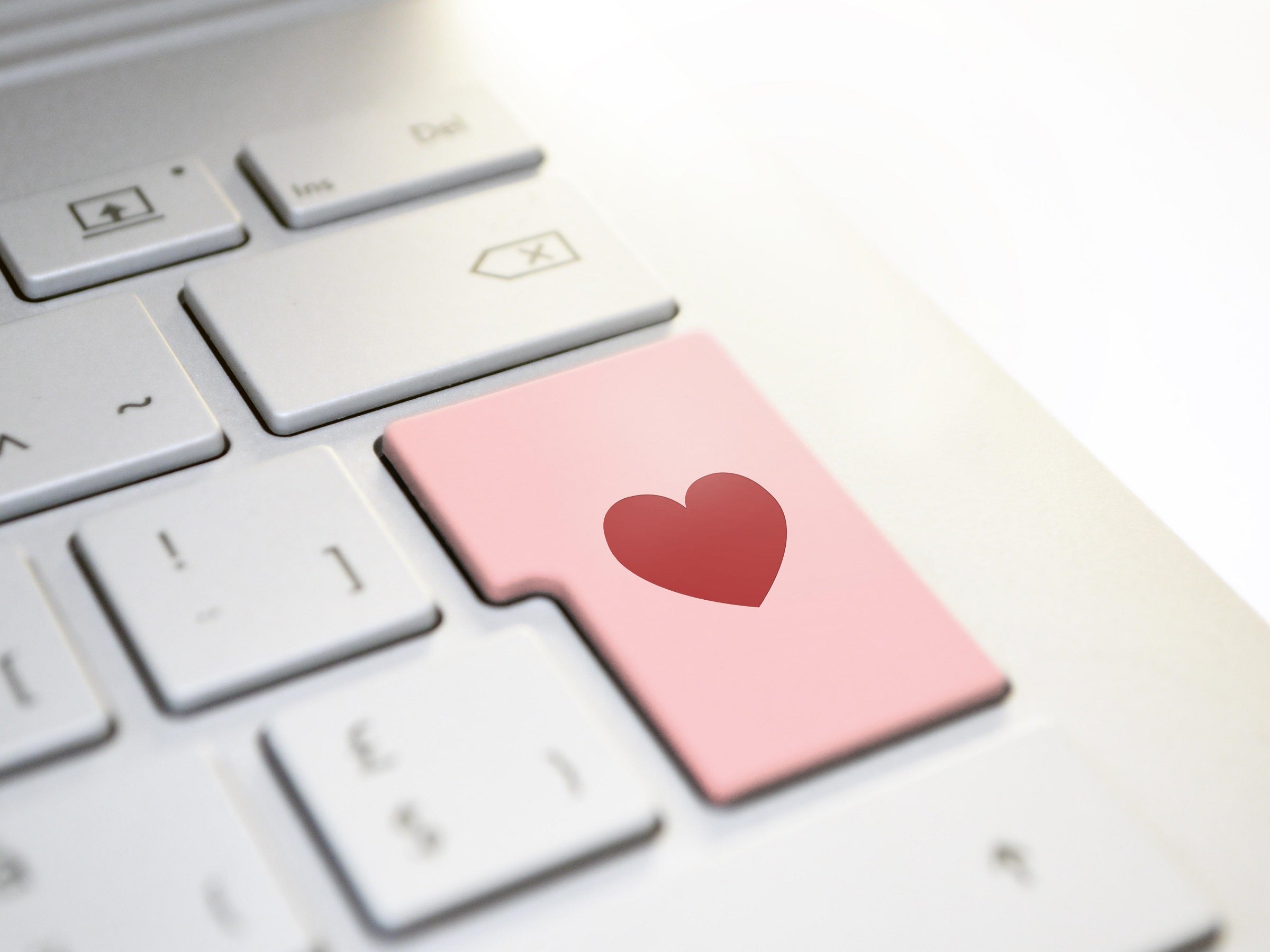 #Online-Dating: So entlarvst du Fake-Profile mit bezahltem Personal