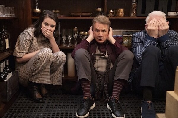 Die Hauptcharaktere Charles, Oliver und Mable sitzen nebeneinander.