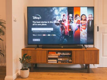 Disney+ auf einem TV, das auf einem Sideboard steht