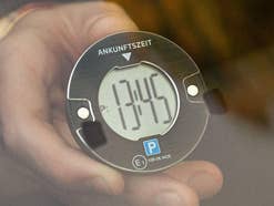 ooono Digitale Parkscheibe unter einer Windschutzscheibe
