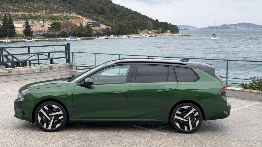 Opel Astra Sports Tourer Electric (2026) in der Seitenansicht.