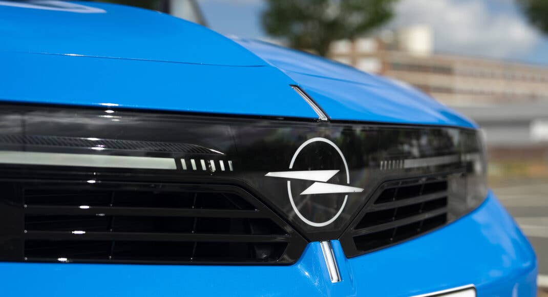 Opel Astra Electric (2026) beleuchteter Opel-Blitz.