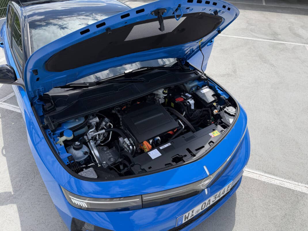 Motorraum des Opel Astra Electric (2026).