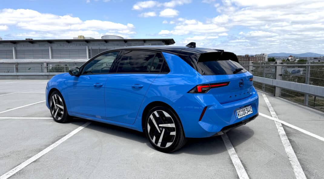 Ein Dachkantenspoiler sorgt am Opel Astra Electric (2026) für einen Hauch Sportlichkeit.