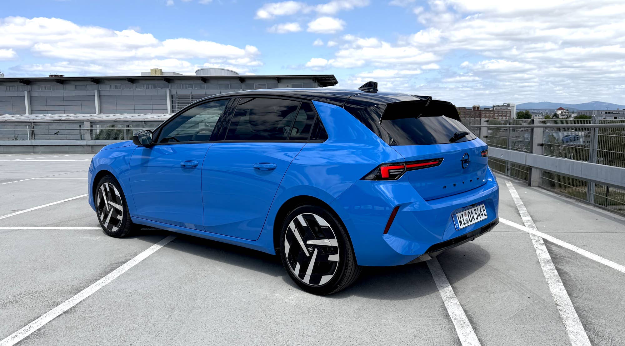 Ein Dachkantenspoiler sorgt am Opel Astra Electric (2026) für einen Hauch Sportlichkeit.