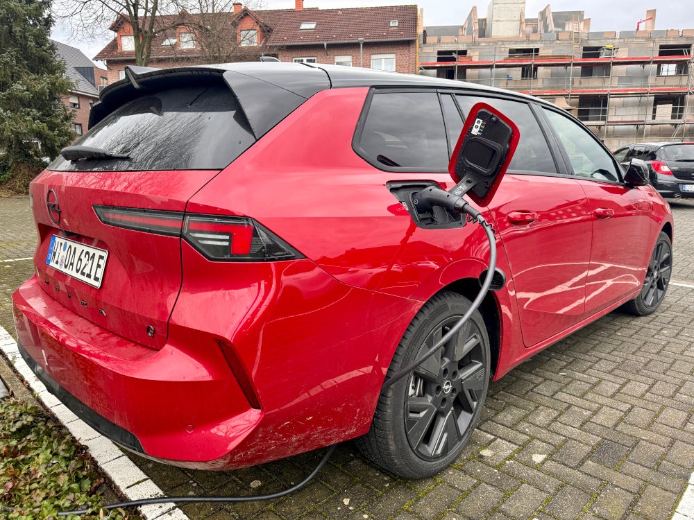 Der mechanische Ladeanschluss des Opel Astra Electric Sports Tourer sitzt hinten rechts.