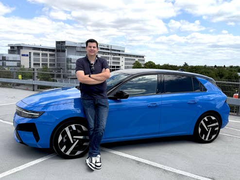 Hayo Lücke neben dem Opel Astra Electric (2026)